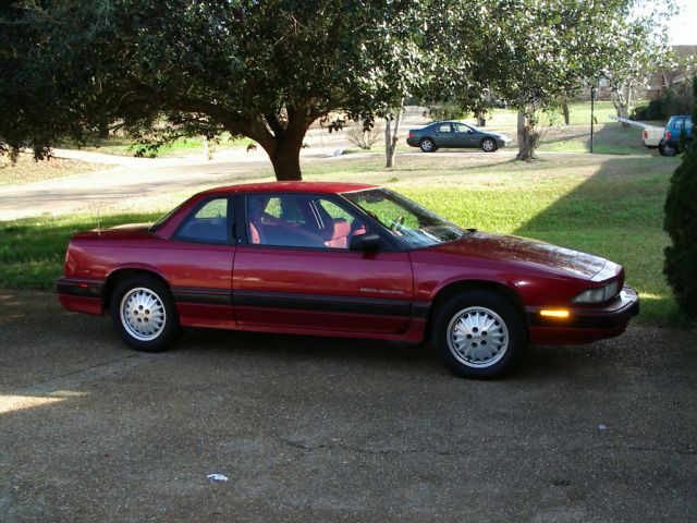 Front 3/4 view of Buick